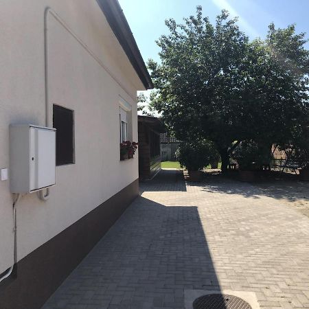 Bettina Vendégház Apartamento Kiskoros Exterior foto