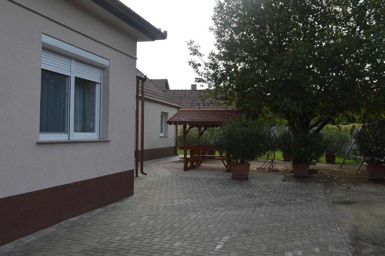 Bettina Vendégház Apartamento Kiskoros Exterior foto