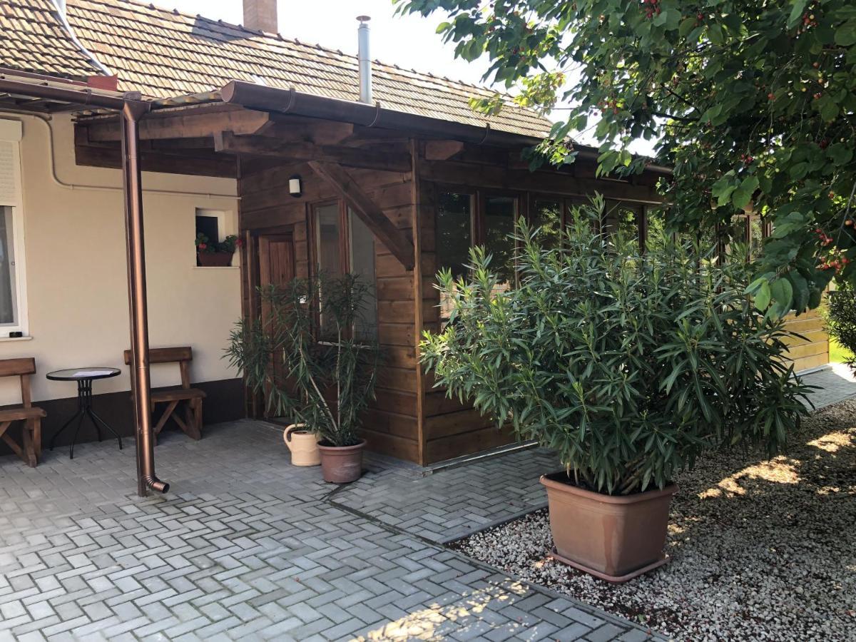Bettina Vendégház Apartamento Kiskoros Exterior foto